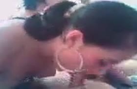 Две сучки синхронно сделали мужикам по минету