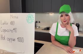 Продавщица в качестве бонуса делает минет покупателю