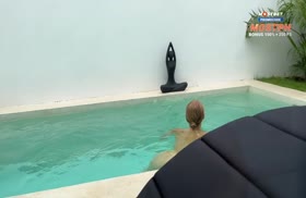 Чика плавала голая в бассейне и была не против чпокнуться
