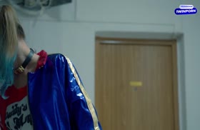 Жена в косплей наряде снимает домашнюю порнуху