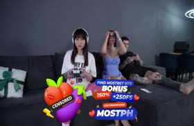 Усадил свою девушку в наушники и отодрал ее подругу