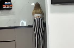 Милфа в эротичных лосинах красуется перед пасынком